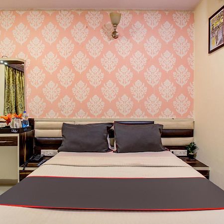 Collection O Golden Tulipz Boutique Hotel Мумбай Екстериор снимка