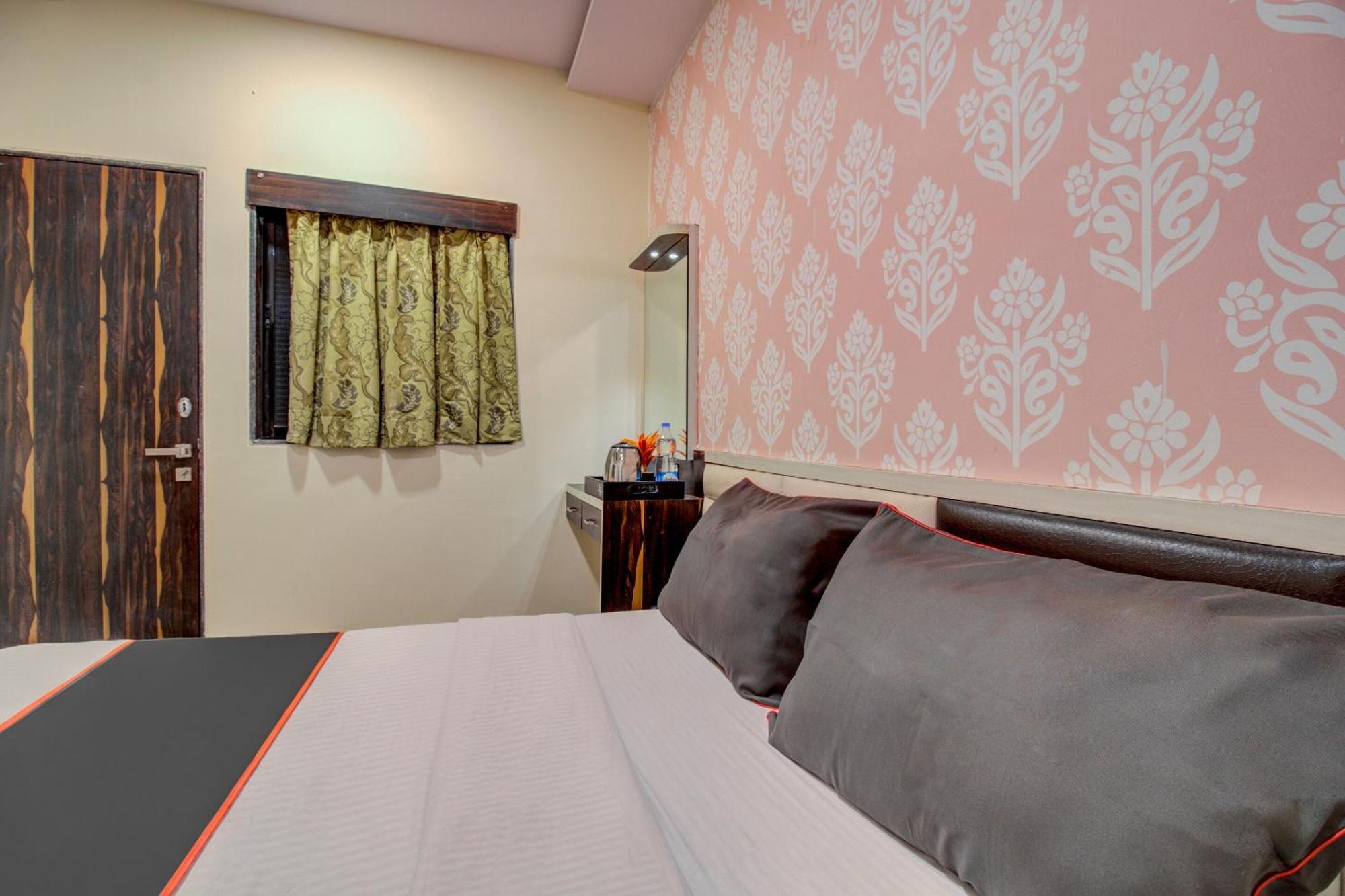 Collection O Golden Tulipz Boutique Hotel Мумбай Екстериор снимка